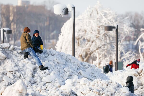تفسح الزوار في الجزء العلوي من شلالات نياجرا، حيث تكون الجليد بسبب درجات الحرارة المنخفضة التي تشهدها ولاية نيويورك، الولايات المتحدة، 21 فبراير 2021 - سبوتنيك عربي