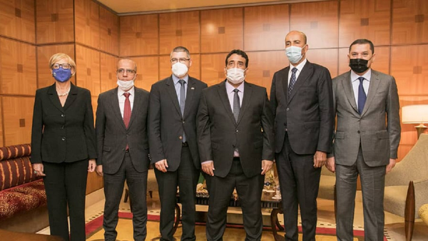 رئيس المجلس الرئاسي الليبي محمد المنفي، خلال لقاء بسفير الاتحاد الأوربي لدي ليبيا خوسيه ساباديل - سبوتنيك عربي