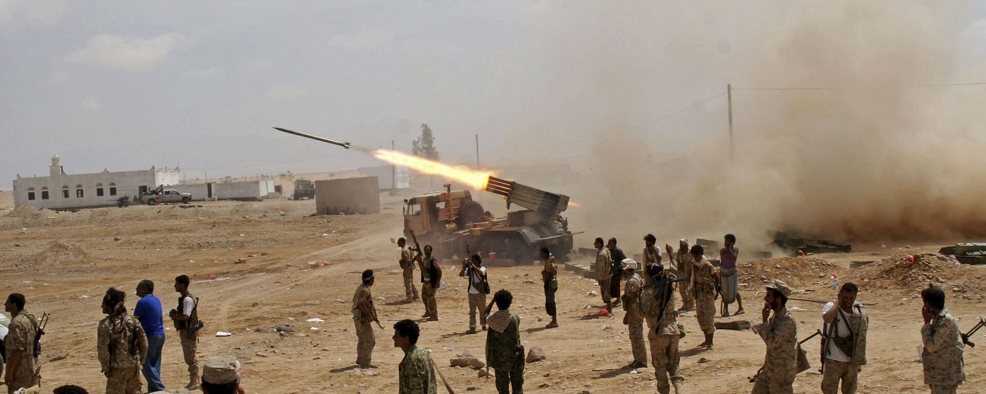 جنود من الجيش اليمني يطلقون صواريخ - سبوتنيك عربي, 1920, 30.03.2021