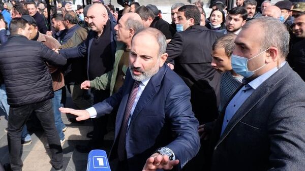الوضع في أرمينيا - رئيس الوزراء نيكولاي باشينيان يخرج للمتظاهرين بعد تصريحه حول أن سبب هزيمة أرمينيا في حرب قره باغ هو الأسلحة الروسية السيئة، يريفان، 25 فبراير 2021 - سبوتنيك عربي