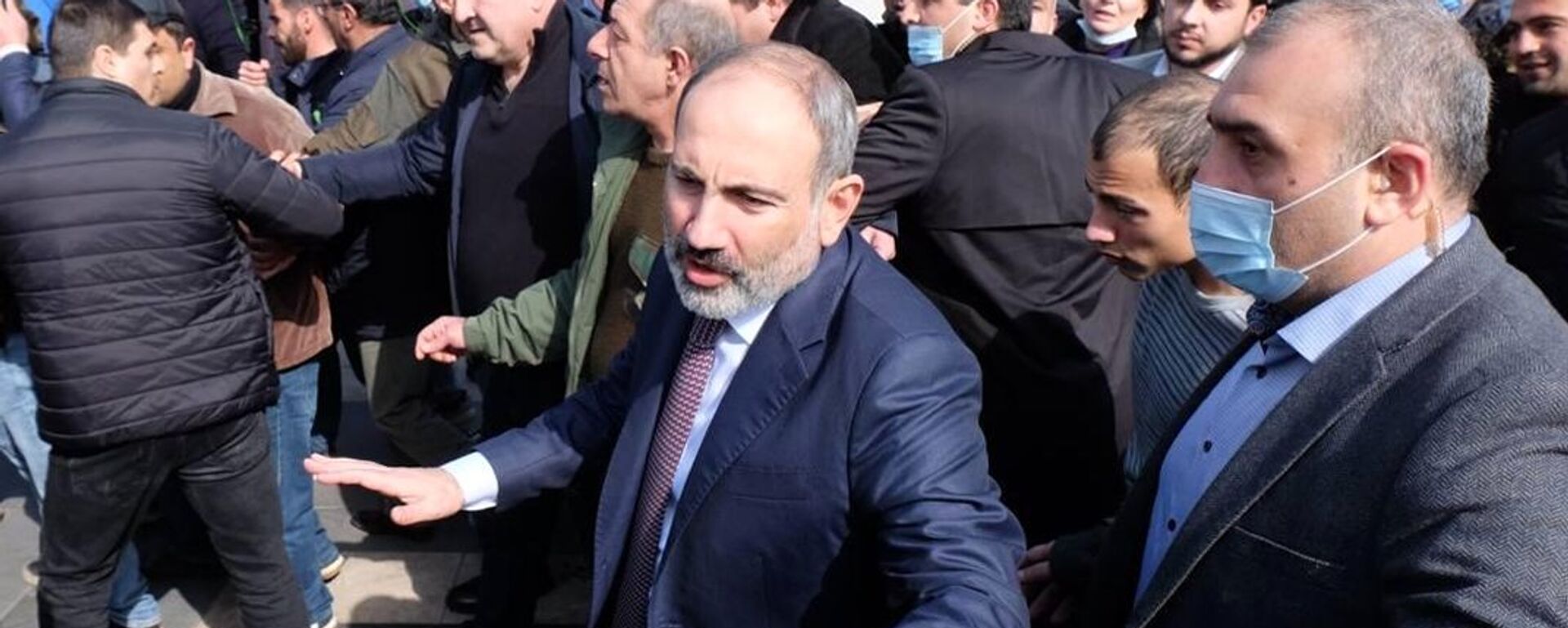 الوضع في أرمينيا - رئيس الوزراء نيكولاي باشينيان يخرج للمتظاهرين بعد تصريحه حول أن سبب هزيمة أرمينيا في حرب قره باغ هو الأسلحة الروسية السيئة، يريفان، 25 فبراير 2021 - سبوتنيك عربي, 1920, 07.08.2025