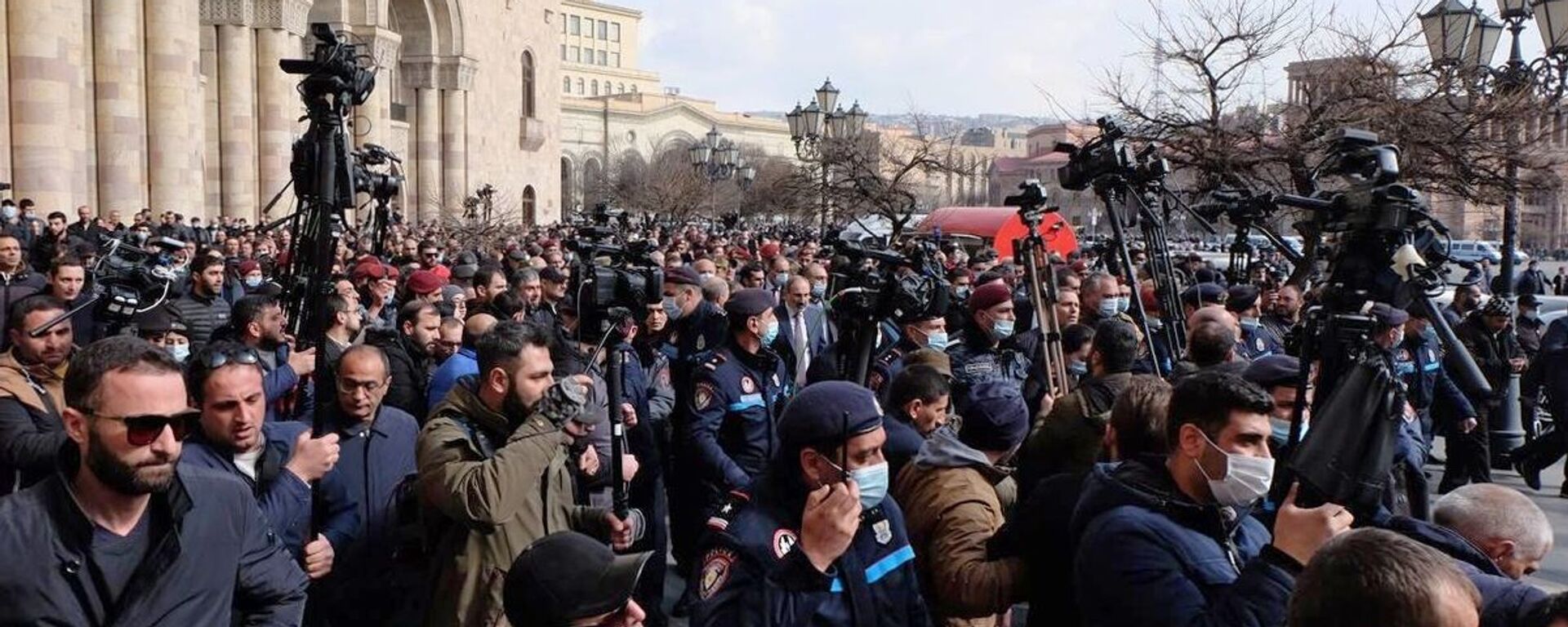 الوضع في أرمينيا - احتجاجات ضد رئيس الوزراء نيكولاي باشينيان،بعد تصريحه حول أن سبب هزيمة أرمينيا في حرب قره باغ هو الأسلحة الروسية السيئة، أمام مبنى الحكومة الأرمنية في يريفان، 25 فبراير 2021 - سبوتنيك عربي, 1920, 07.11.2024
