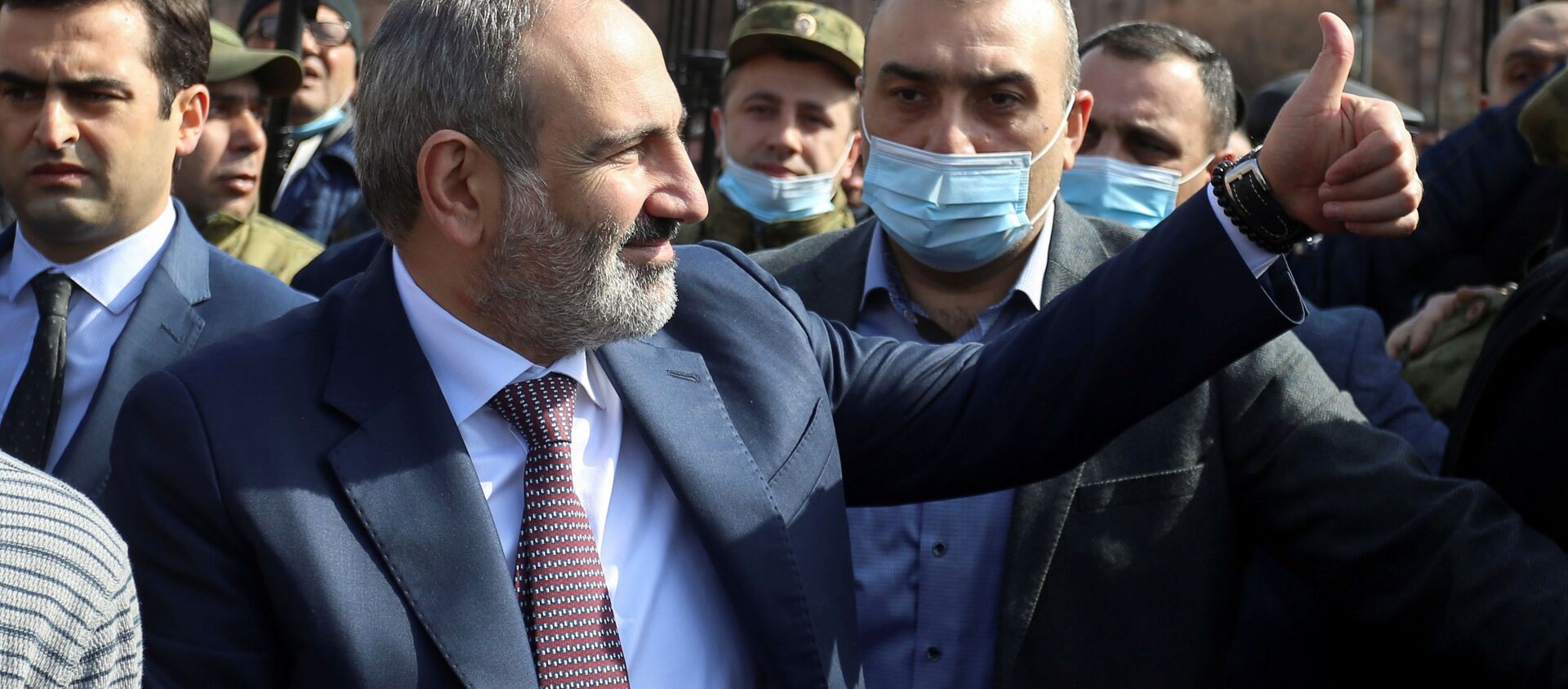 الوضع في أرمينيا - رئيس الوزراء نيكولاي باشينيان يخرج للمتظاهرين بعد تصريحه حول أن سبب هزيمة أرمينيا في حرب قره باغ هو الأسلحة الروسية السيئة، يريفان، 25 فبراير 2021 - سبوتنيك عربي, 1920, 25.02.2021