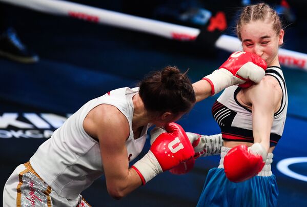 فاطمة دودييفا (روسيا) أثناء معركة ملاكمة مع تاتيانا أليكسييفا (روسيا) (يمين) في إطار عرض أمسية الملاكمة في فيغاس سيتي هول، موسكو، روسيا 20 فبراير 2021 - سبوتنيك عربي