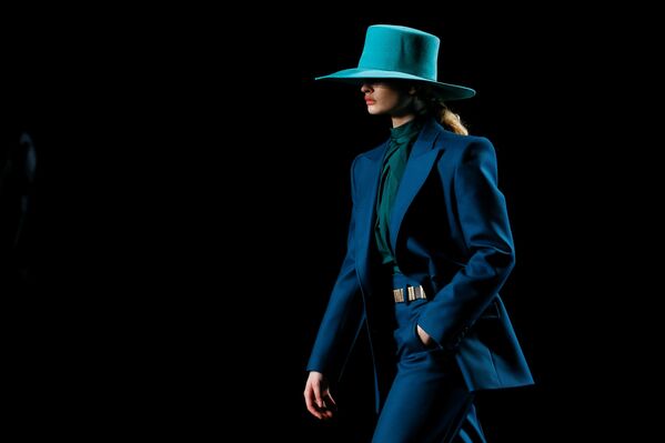 عارضة أزياء تقدم تصاميم من ألبيرتا فيريتي خلال العرض الرقمي لمجموعة خريف وشتاء 2021/2022 خلال أسبوع الموضة في ميلانو، إيطاليا، 22 فبراير 2021 - سبوتنيك عربي