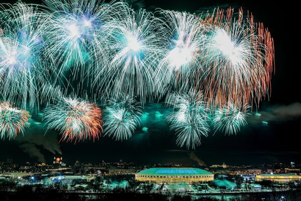 ألعاب نارية فوق ملعب لوجنيكي في موسكو، بمناسبة عيد حماة الوطن في روسيا، 23 فبراير 2021 - سبوتنيك عربي