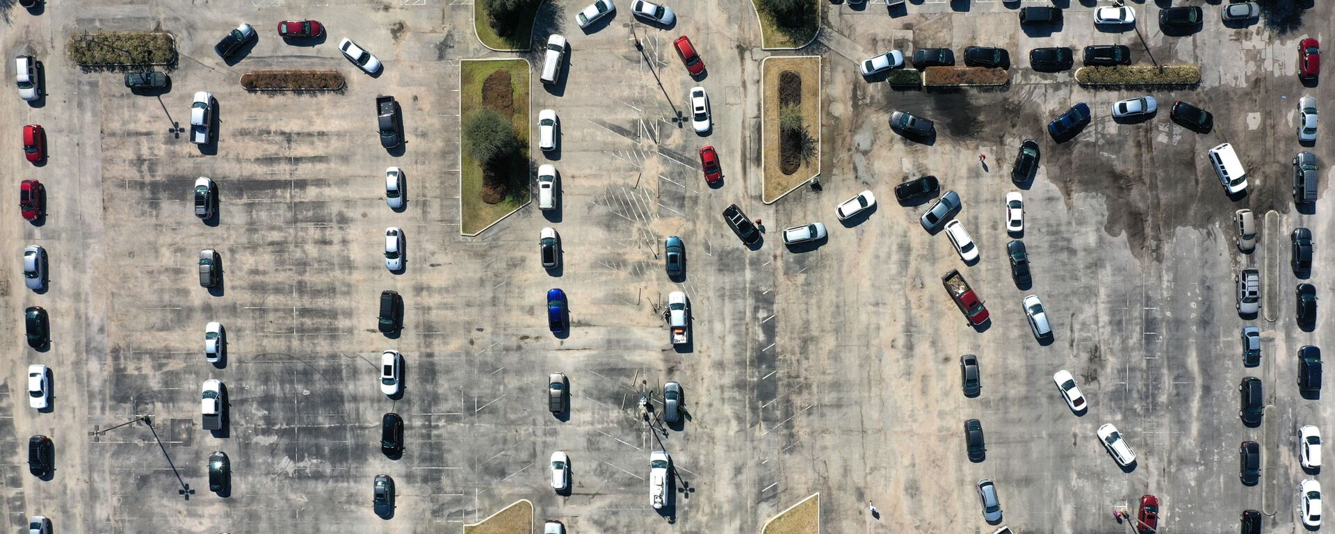 هيوستن، تكساس - 20 فبراير: صورة جوية بطائرة بدون طيار للسيارات تقف في طابور خلال توزيع المياه في مركز فاونتن لايف في 20 فبراير 2021 في هيوستن، تكساس - سبوتنيك عربي, 1920, 27.06.2022