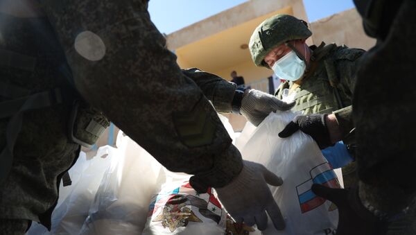 وحدات الجيش الروسي يقدم مساعدات إنسانية لمئات العائلات المهجرة في رساس، جنوبي سوريا، 1 مارس 2021 - سبوتنيك عربي