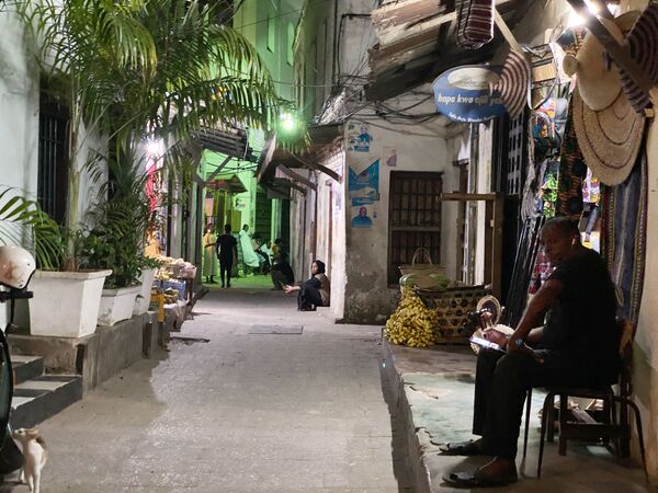 مقهى في أحد شوارع مدينة زنجبار، تنزانيا 18 فبراير 2021 - سبوتنيك عربي
