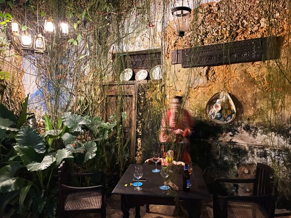 مقهى في أحد شوارع مدينة زنجبار، تنزانيا 18 فبراير 2021 - سبوتنيك عربي