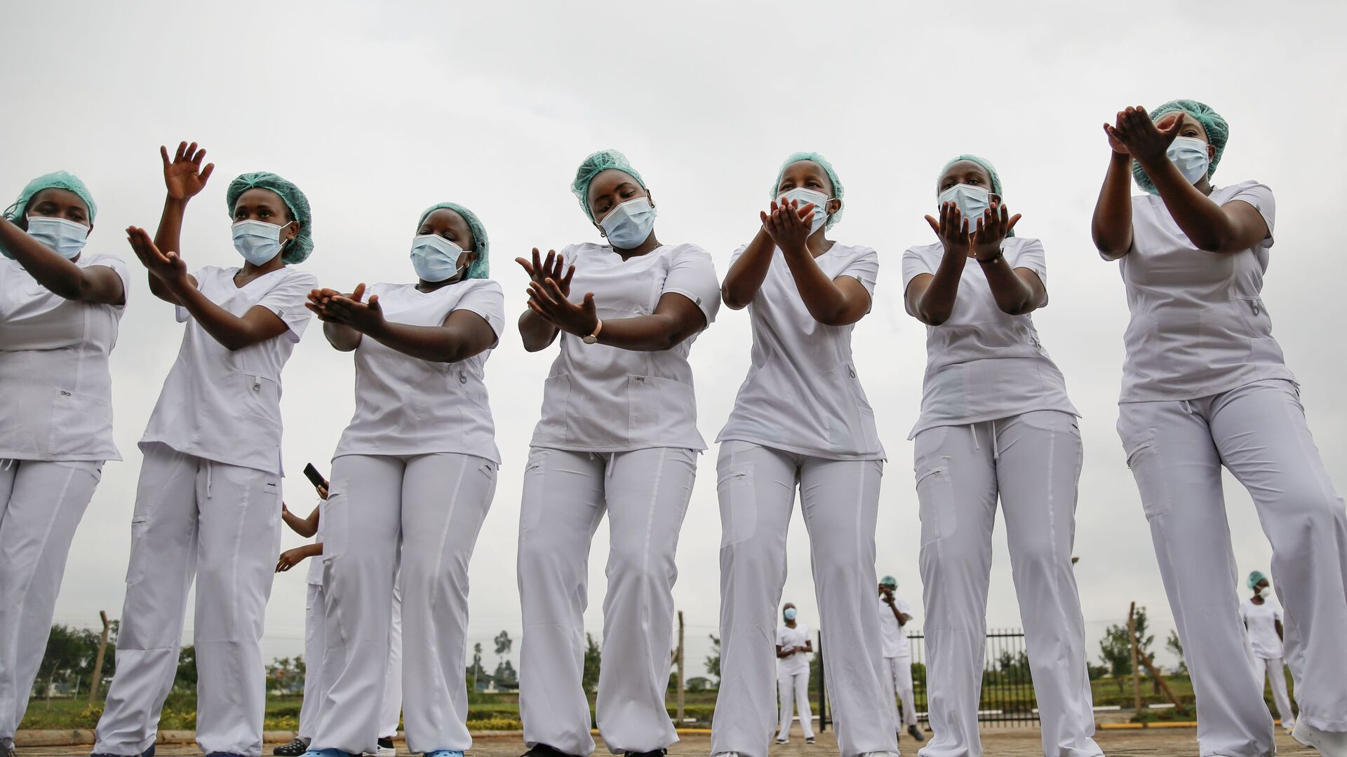 ممرضات تؤدي رقصة زومبا خلال استراحة في العمل، وذلك في إطار التعامل مع الإجهاد والعمل الشاق، في موقف السيارات خارج مستشفى جامعة كينياتا للتعليم والإحالة والبحوث في نيروبي، كينيا 17 مايو 2020 - سبوتنيك عربي, 1920, 05.10.2023