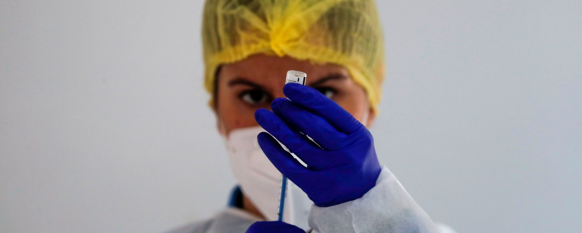 موظف في الرعاية الصحية يحضر جرعة من لقاح فايزر ضد فيروس كورونا (كوفيد-19) خلال إطلاق حملة واسعة النطاق للتطعيم باللقاح في روندا، إسبانيا، 11 فبراير 2021 - سبوتنيك عربي, 1920, 07.03.2021