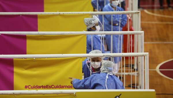 عمال الرعاية الصحية ينتظرون تسليم جرعات من لقاح سبوتنيك V الروسي ضد مرض فيروس كورونا (كوفيد-19) في ملعب لكرة السلة في ملعب ريفر بليت، في بوينس آيرس، الأرجنتين في 3 فبراير 2021 - سبوتنيك عربي
