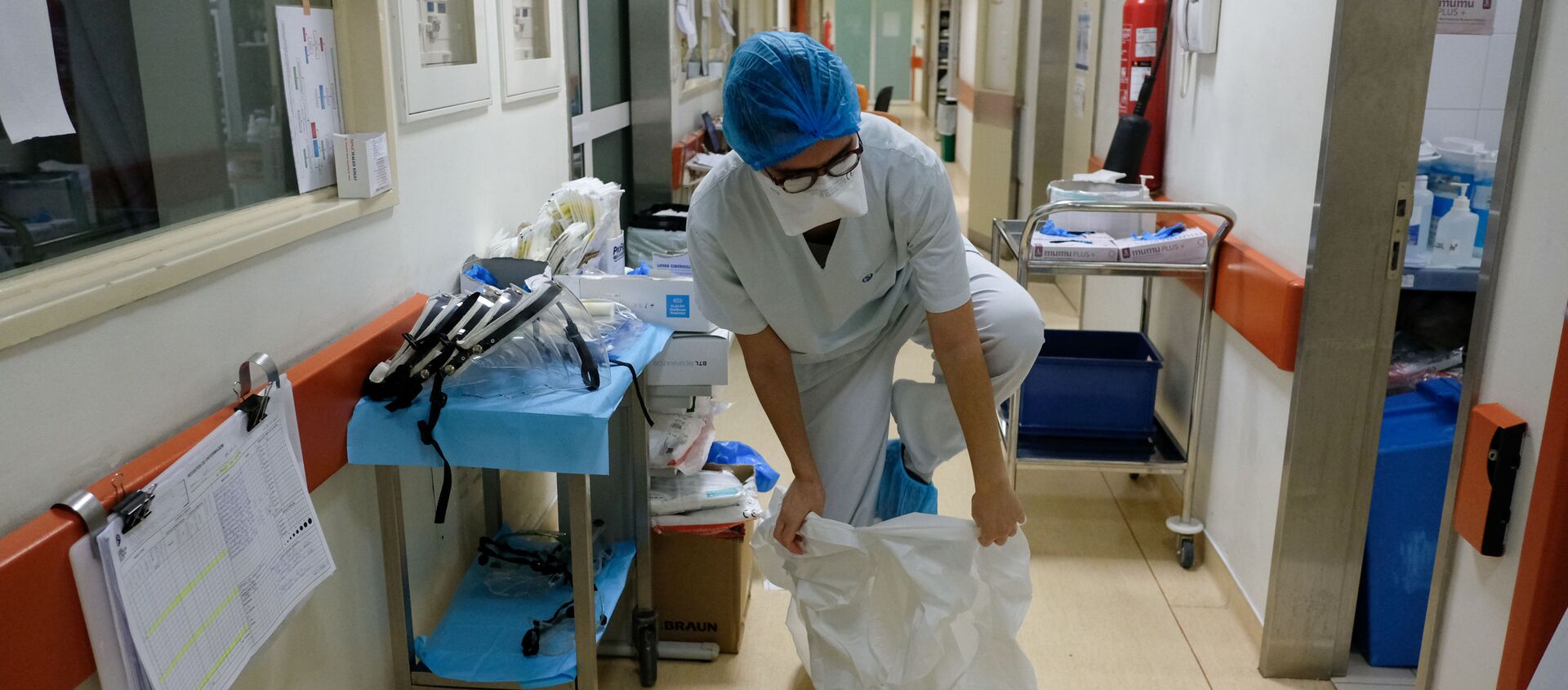 تستعد الممرضة إيناس لوبيز لدخول غرفة مريض كوفيد-19 في مستشفى ساو جوزيه، وحدة العناية المركزة أثناء جائحة فيروس كورونا (كوفيد-19) في لشبونة، البرتغال، 19 فبراير 2021 - سبوتنيك عربي, 1920, 18.11.2021