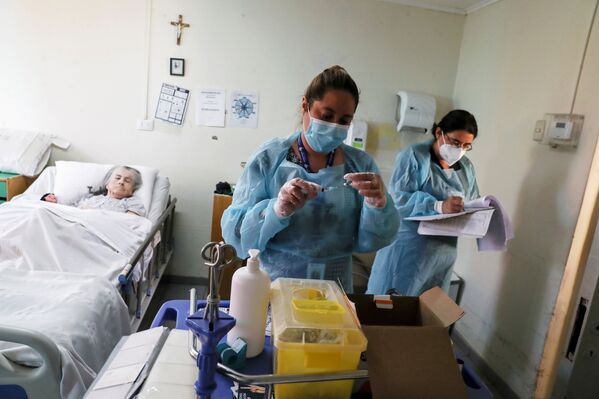 يستعد العاملون في الرعاية الصحية لإعطاء جرعة من لقاح سينوفاك ضد فيروس كورونا (كوفيد-19)، حيث تبدأ تشيلي في تطعيم كبار السن الذين يعيشون في دور رعاية المسنين في سانتياغو، تشيلي، 4 فبراير 2021 - سبوتنيك عربي