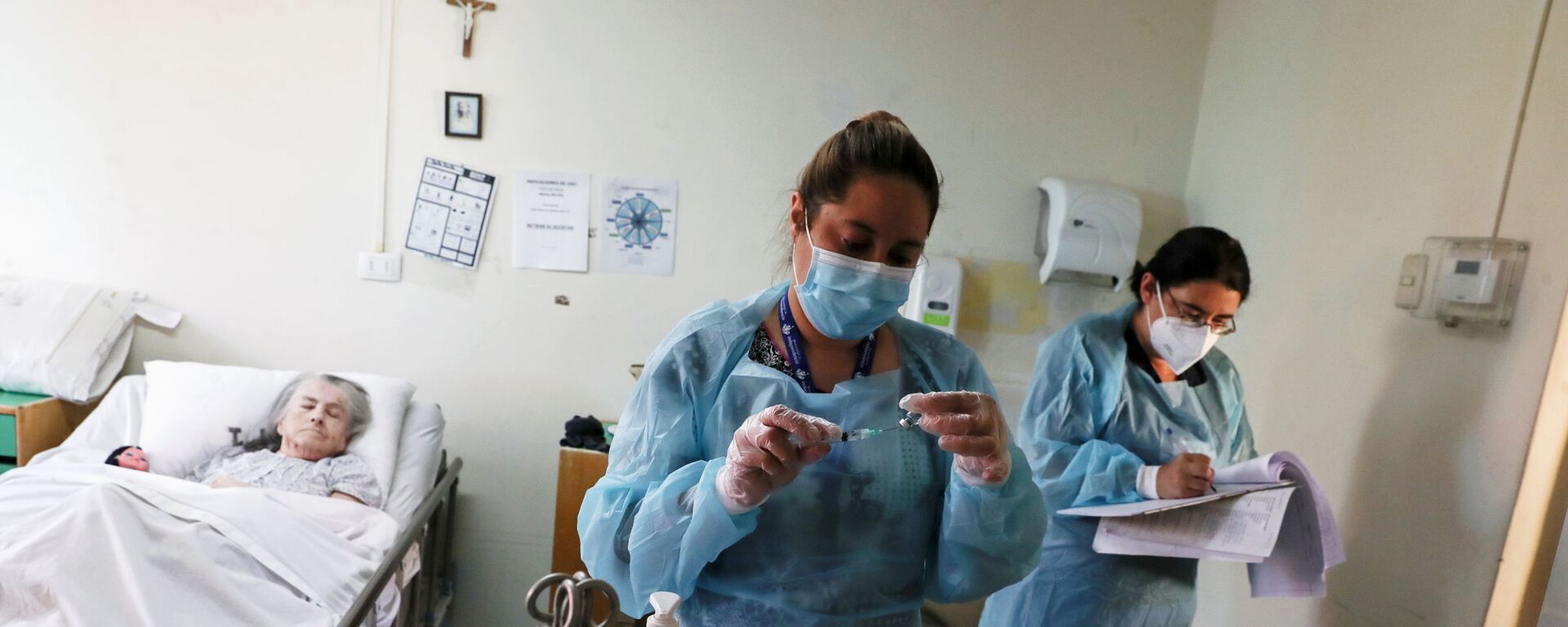 يستعد العاملون في الرعاية الصحية لإعطاء جرعة من لقاح سينوفاك ضد فيروس كورونا (كوفيد-19)، حيث تبدأ تشيلي في تطعيم كبار السن الذين يعيشون في دور رعاية المسنين في سانتياغو، تشيلي، 4 فبراير 2021 - سبوتنيك عربي, 1920, 07.04.2021