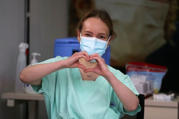 سيلفيا أليخاندرا جيلفيز، طبيبة الطوارئ في عيادة كولومبيا، تصنع إشارة القلب بيديها قبل تلقيها حقنة بجرعة من لقاح فايزر ضد كوفيد-19 في عيادة كولومبيا في بوغوتا، كولومبيا، 18 فبراير 2021 - سبوتنيك عربي