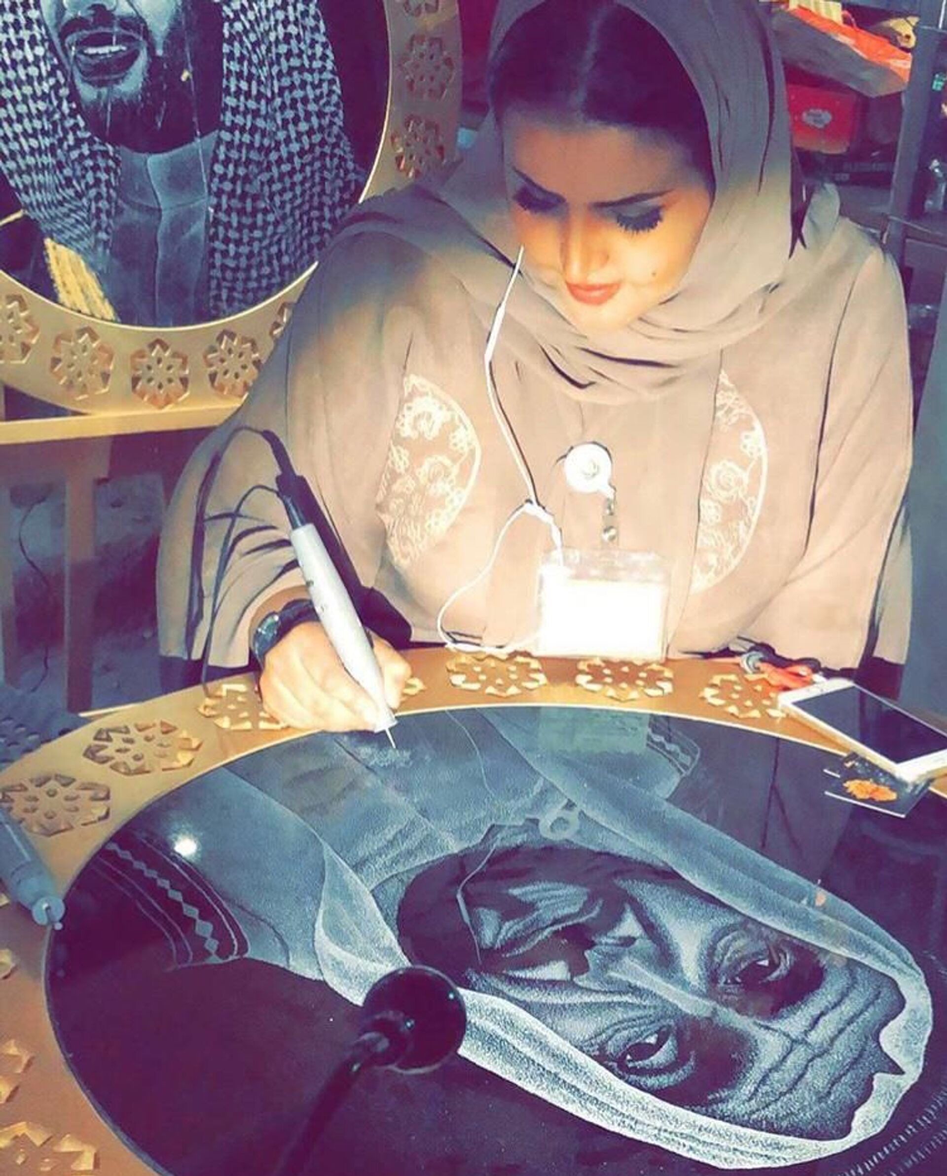 باستخدام تقنية الضوء وأوراق الذهب... تجربة سعودية مبتكرة في الحفر على الزجاج - سبوتنيك عربي, 1920, 04.03.2021