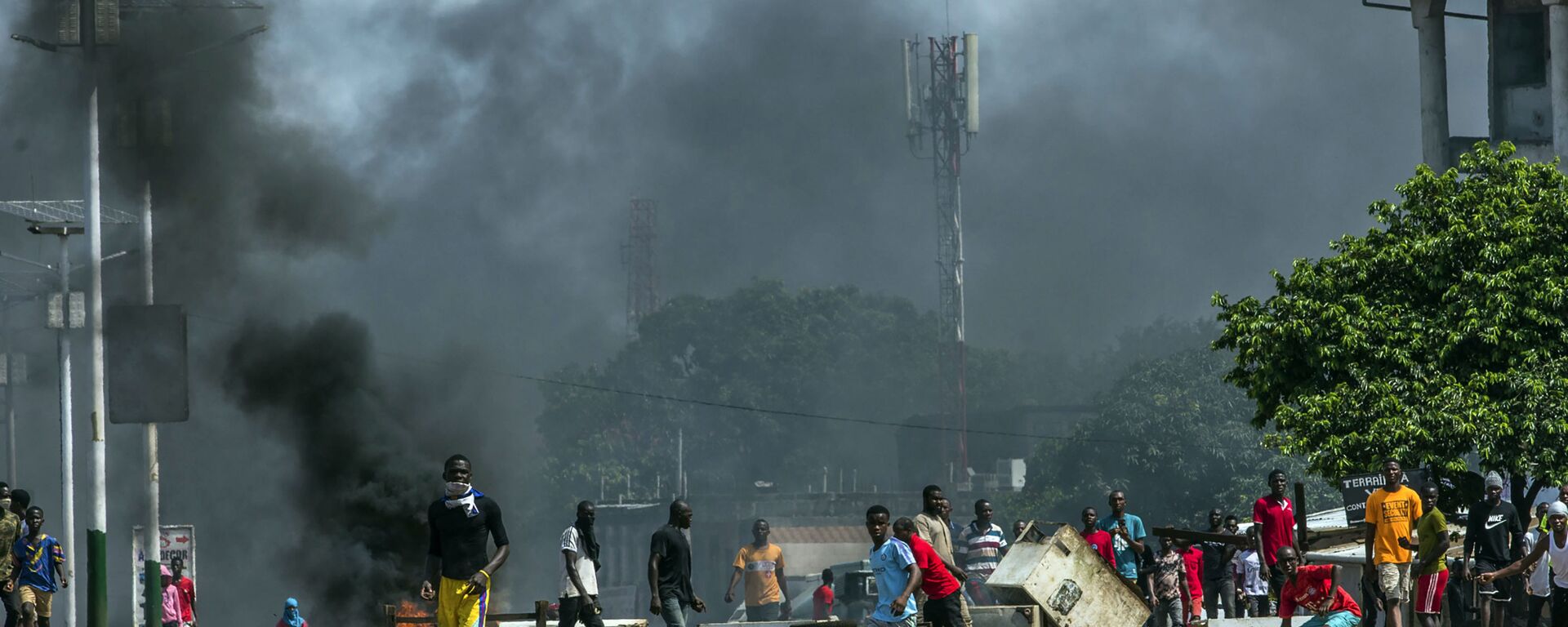 أدخنة في خلفية اشتباكات بين مناصرين ومعارضة في غينيا أكتوبر 2020 - سبوتنيك عربي, 1920, 05.09.2021