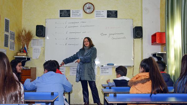 المعلمة الروسية مع الأطفال في سوريا لتعلم اللغة الروسية - سبوتنيك عربي