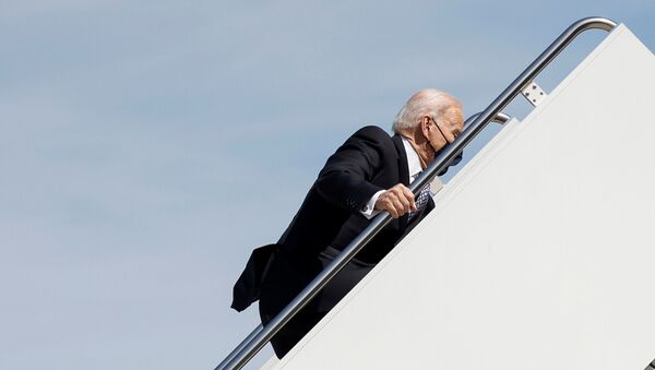 الرئيس الأمريكي، جو بايدن، يتعثر على سلم الطائرة الرئاسية الأمريكية في قاعدة أندروز المشتركة في ماريلاند، قبل سفره إلى أتلانتا، جورجيا، 19 مارس/ آذار 2021 - سبوتنيك عربي