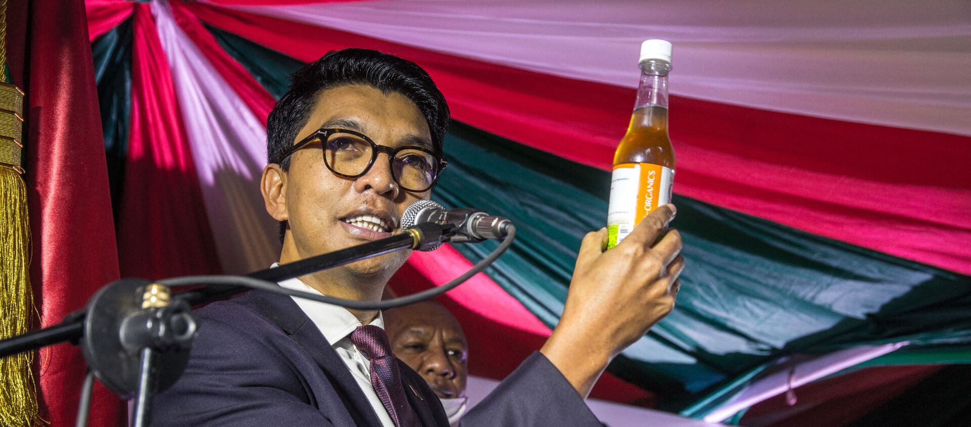 رئيس مدغشقر أندريه راجولينا يتناول المشروب العشبي المعجزة كعلاج لفيروس كورونا العام الماضي - سبوتنيك عربي, 1920, 22.07.2021