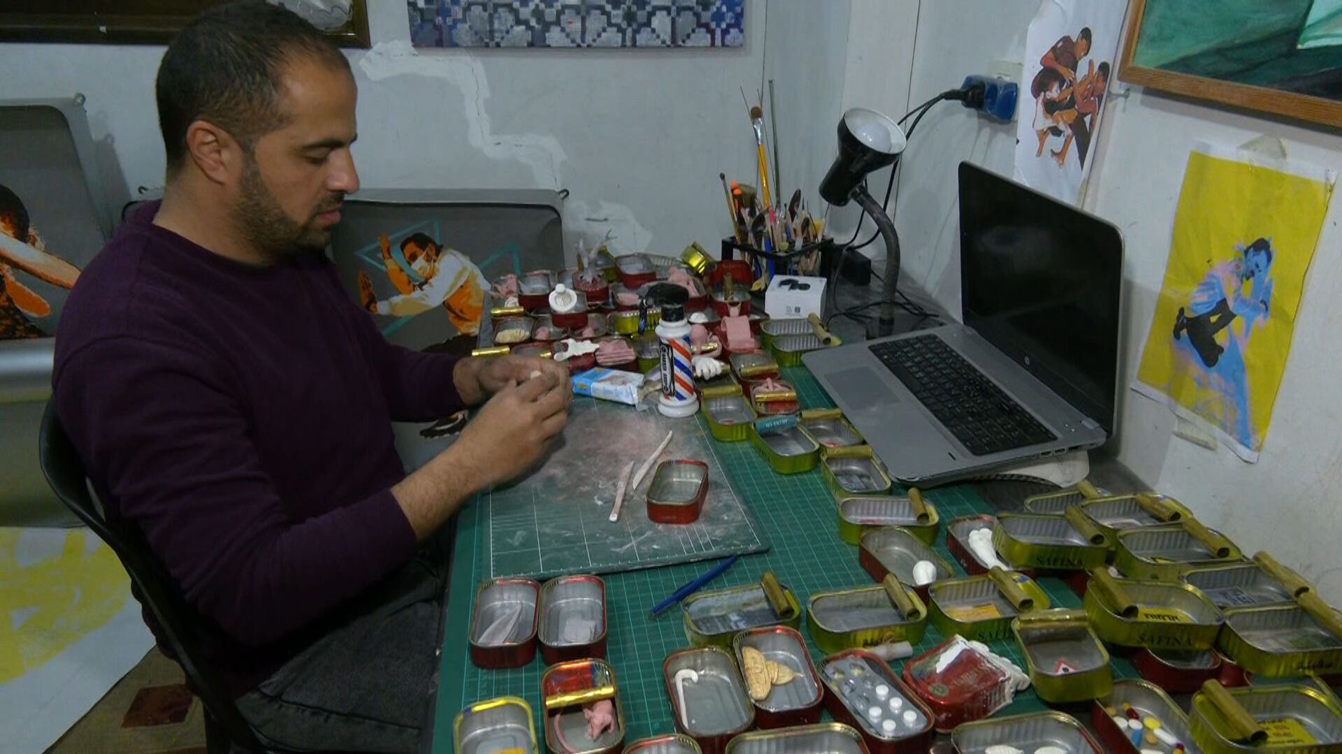 فلسطيني يبدع برسم معاناة اللجوء والحصار داخل علب السردين... فيديو وصور - سبوتنيك عربي, 1920, 22.03.2021