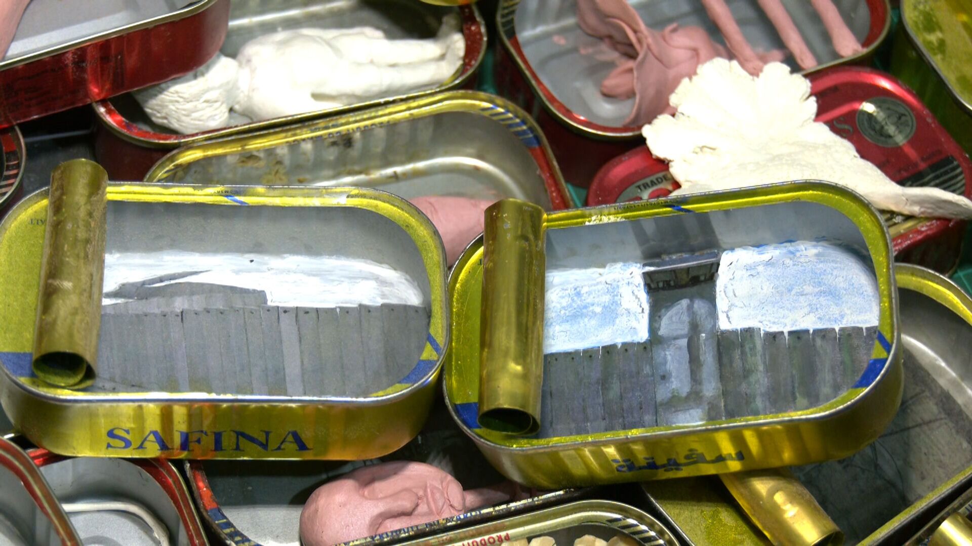 فلسطيني يبدع برسم معاناة اللجوء والحصار داخل علب السردين... فيديو وصور - سبوتنيك عربي, 1920, 22.03.2021