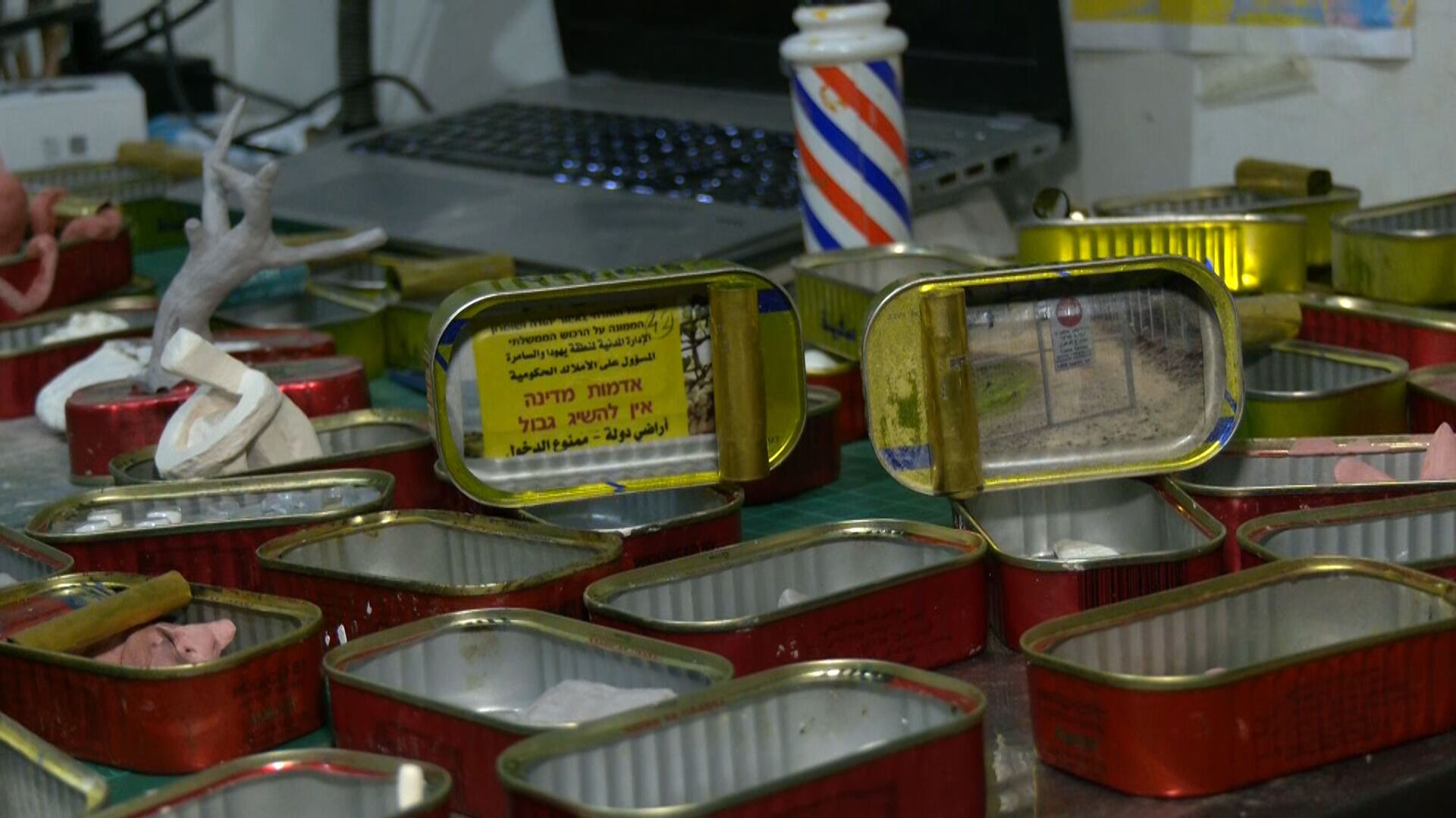 فلسطيني يبدع برسم معاناة اللجوء والحصار داخل علب السردين... فيديو وصور - سبوتنيك عربي, 1920, 22.03.2021