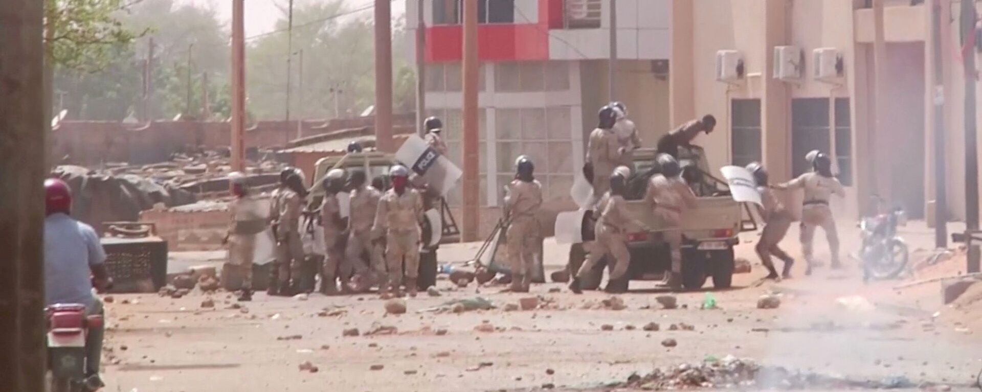 شرطة النيجر تعتقل متظاهرين معترضين على نتائج الانتخابات الرئاسية - سبوتنيك عربي, 1920, 31.03.2021