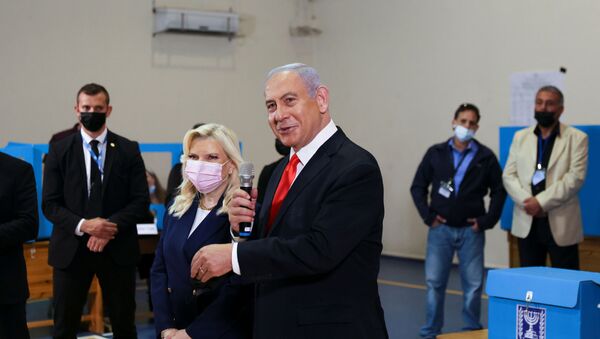 رئيس الوزراء الإسرائيلى المنتهية ولايته، بنيامين نتنياهو، مع عقيلته سارة نتنياهو، أثناء الإدلاء بصوتهما في انتخابات الكنيست (البرلمان)، الرابعة في إسرائيل خلال أقل من عامين، في حي رحافيا في القدس - سبوتنيك عربي