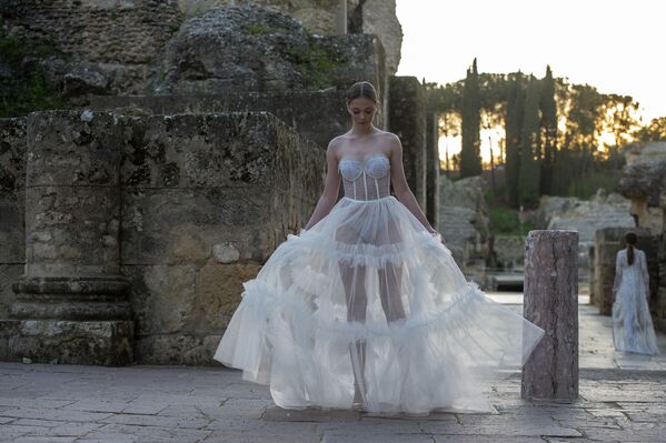 تقدم العارضات تصميم فستان من إنما كاستريجون، في إطار أسبوع الموضة الأندلسي Code'41 في مدرج إيتاليكا في إشبيلية، إسبانيا 21 مارس 2021 - سبوتنيك عربي