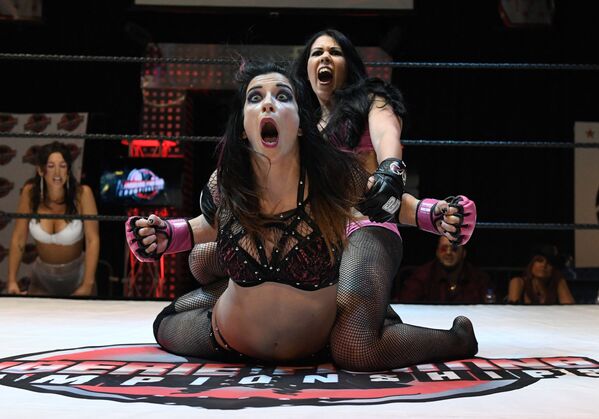 جيما جيرسي بيب جوليانا (أعلى) وفيتا فونستار تتقاتل خلال بطولة القتال الداخلية الـ31: معسكر الغنائم 2 في ملعب إف إس دبليو أرينا في لاس فيغاس، نيفادا. أقيم الحدث بدون جماهير بسبب جائحة فيروس كورونا (كوفيد-19)، 23 مارس 2021 - سبوتنيك عربي