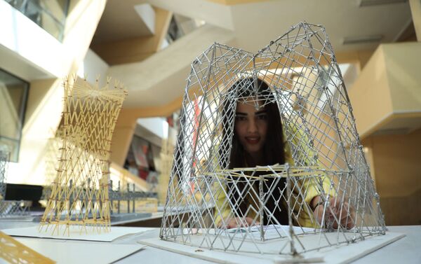 طلاب كلية الهندسة المعمارية بجامعة دمشق يستخدمون المعكرونة لتنفيذ مشاريعهم الجامعية، سوريا 26 مارس 2021 طلاب كلية الهندسة المعمارية بجامعة دمشق يستخدمون المعكرونة لتنفيذ مشاريعهم الجامعية، سوريا 26 مارس 2021 - سبوتنيك عربي