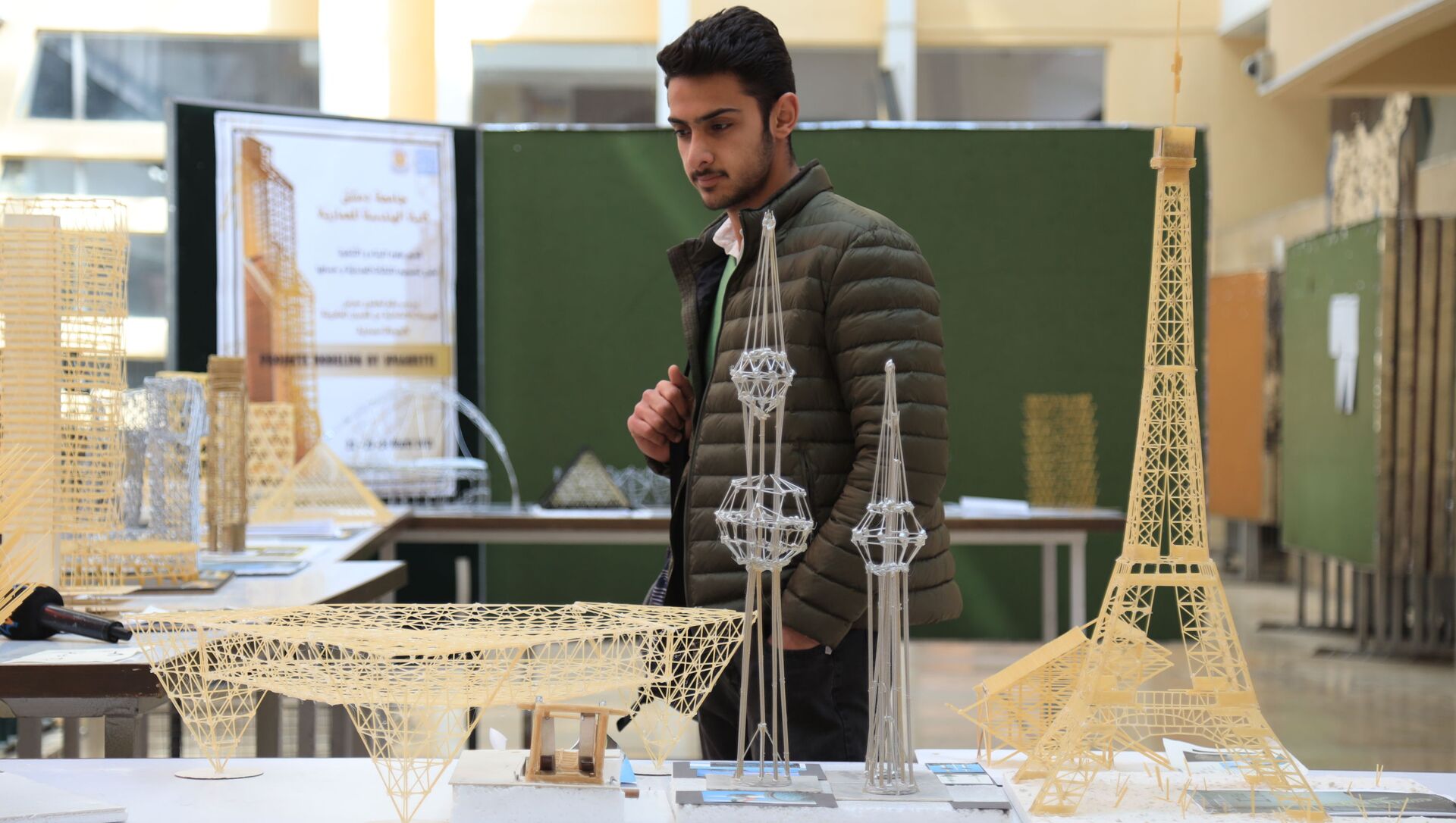 طلاب كلية الهندسة المعمارية بجامعة دمشق يستخدمون المعكرونة لتنفيذ مشاريعهم الجامعية، سوريا 26 مارس 2021 طلاب كلية الهندسة المعمارية بجامعة دمشق يستخدمون المعكرونة لتنفيذ مشاريعهم الجامعية، سوريا 26 مارس 2021 - سبوتنيك عربي, 1920, 26.03.2021