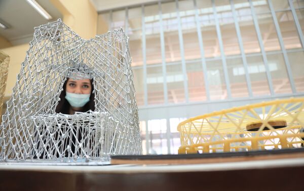 طلاب كلية الهندسة المعمارية بجامعة دمشق يستخدمون المعكرونة لتنفيذ مشاريعهم الجامعية، سوريا 26 مارس 2021 طلاب كلية الهندسة المعمارية بجامعة دمشق يستخدمون المعكرونة لتنفيذ مشاريعهم الجامعية، سوريا 26 مارس 2021 - سبوتنيك عربي