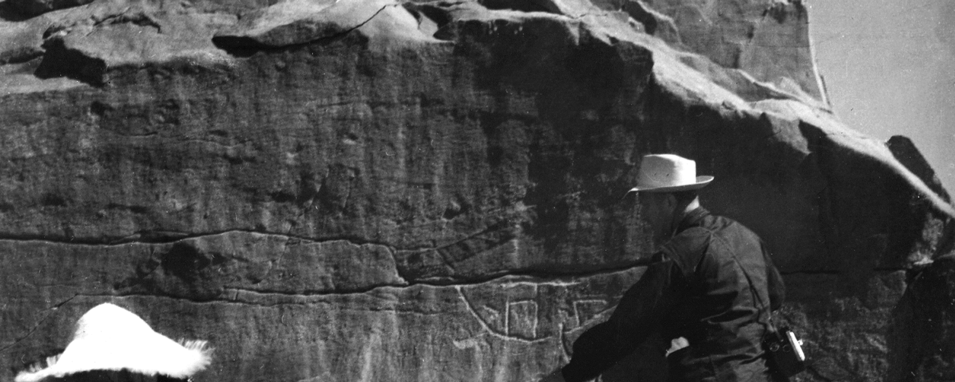 رئيس البعثة العلمية ب.ب. بيوتروفسكي و ل. ن. بيتروف أمام مجموعة من الأحجار عليها كتابات هيروغليفية في أبو دروة، عام 1962 - سبوتنيك عربي, 1920, 26.03.2021