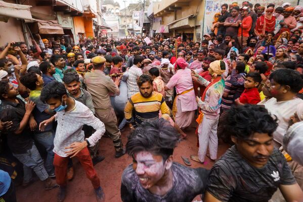 الهنود الهندوس يحتفلون بمهرجان الألوان هولي في بلدة برسانا، التي تبعد 115 كلم عن العاصمة نيودلهي، الهند  23 مارس 2021 - سبوتنيك عربي