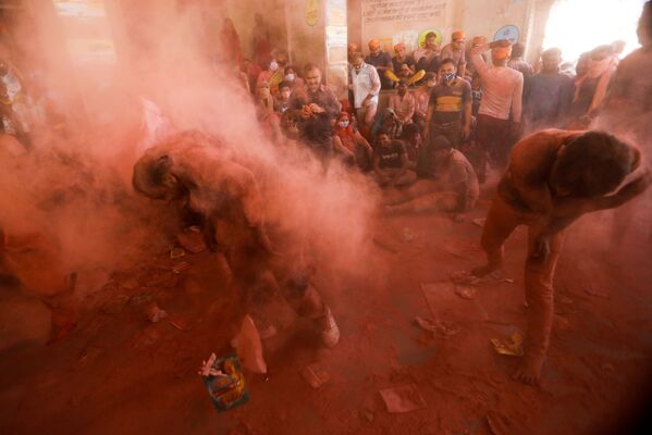 الهنود الهندوس يحتفلون بمهرجان الألوان هولي في بلدة برسانا، التي تبعد 115 كلم عن العاصمة نيودلهي، الهند  23 مارس 2021 - سبوتنيك عربي
