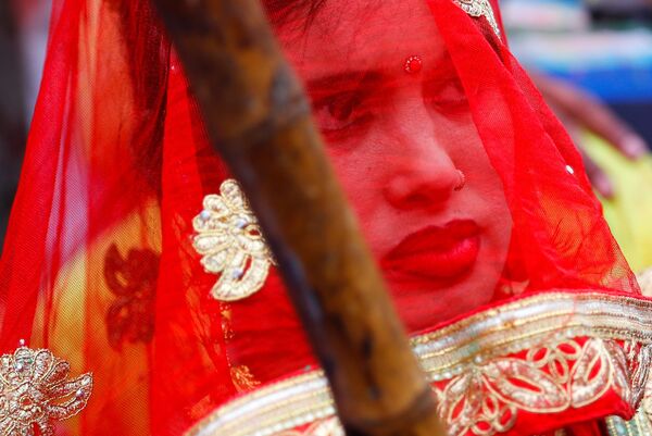 الهنود الهندوس يحتفلون بمهرجان الألوان هولي في بلدة برسانا، التي تبعد 115 كلم عن العاصمة نيودلهي، الهند  23 مارس 2021 - سبوتنيك عربي