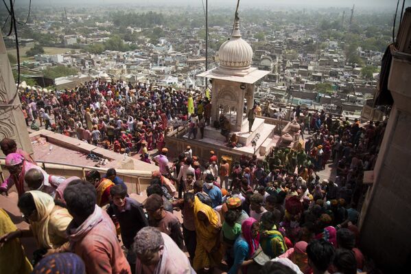 الهنود الهندوس يحتفلون بمهرجان الألوان هولي في بلدة برسانا، التي تبعد 115 كلم عن العاصمة نيودلهي، الهند  23 مارس 2021 - سبوتنيك عربي
