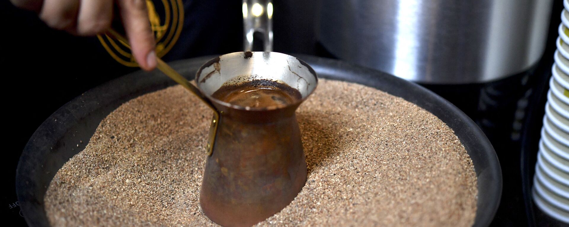 يقوم صانع القهوة المكسيكي بإعداد قهوة تركية مصنوعة داخل وعاء نحاسي على الرمال الساخنة أثناء افتتاح مهرجان القهوة إكسبو-كافيه 2017، بنسخته الـ 20 في مدينة مكسيكو سيتي، المكسيك،31 أغسطس 2017 - سبوتنيك عربي, 1920, 01.06.2021