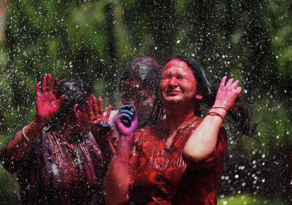 الهنود يحتفلون بمهرجان الألوان هولي في برايادغراجي، الهند 29 مارس 2021 - سبوتنيك عربي