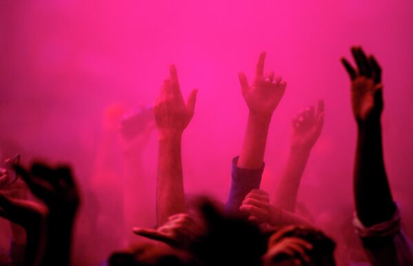 الهنود يحتفلون بمهرجان الألوان هولي في غواهاتي، الهند 29 مارس 2021 - سبوتنيك عربي