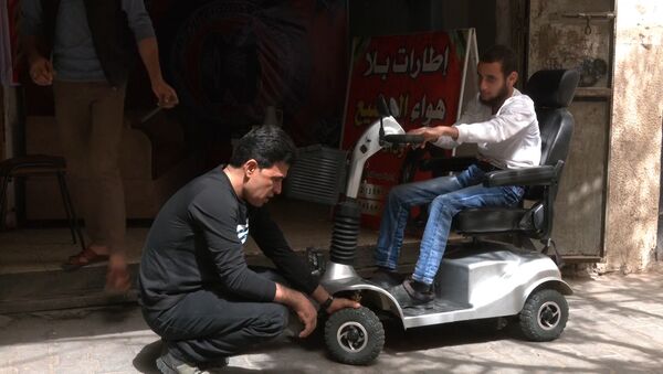 ابتكار الشاب الفلسطيني عبد الله الرضيع يخفف من معاناة ذوي الاحتياجات الخاصة، مدينة غزة، قطاع غزة، فلسطين 30 مارس 2021 - سبوتنيك عربي