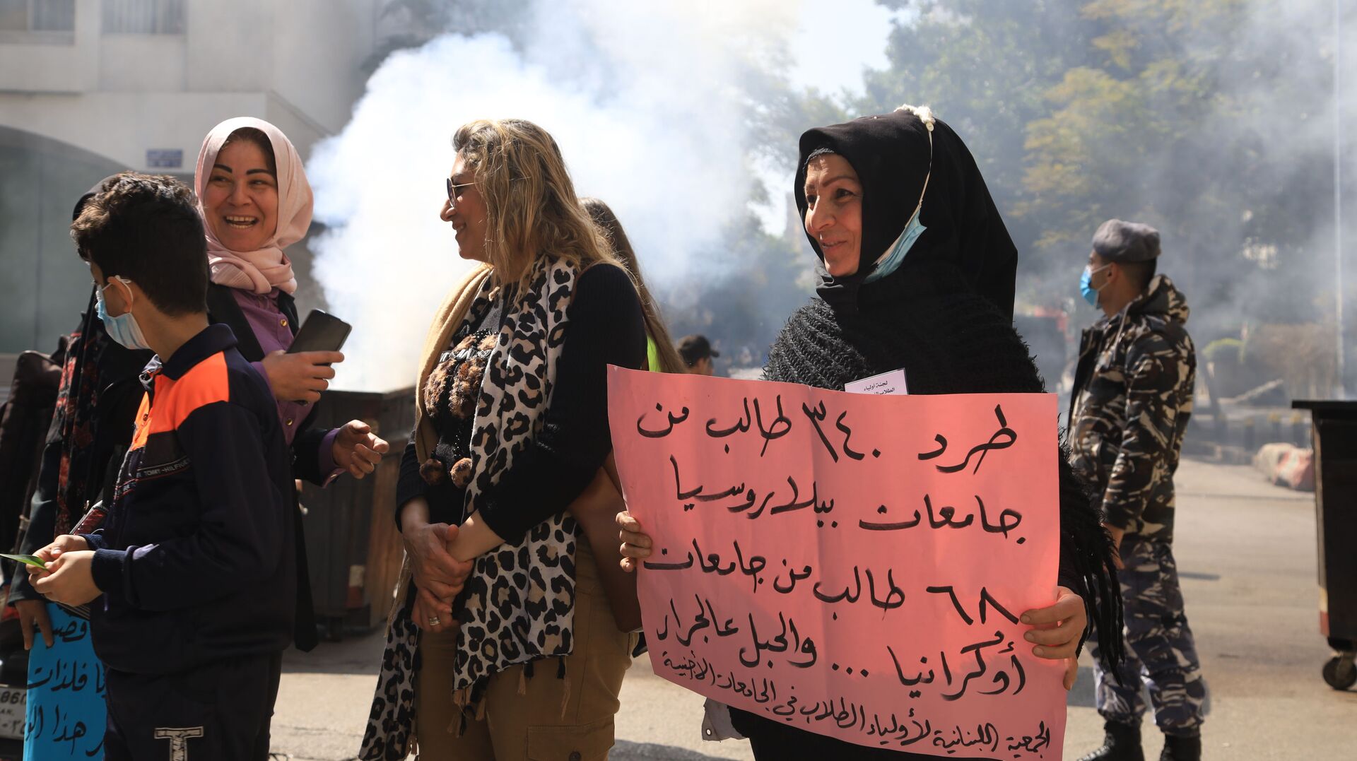  فيديو يظهر رد فعل أهالي طلاب لبنانيين طردتهم جامعاتهم لأسباب مادية  - سبوتنيك عربي, 1920, 30.03.2021