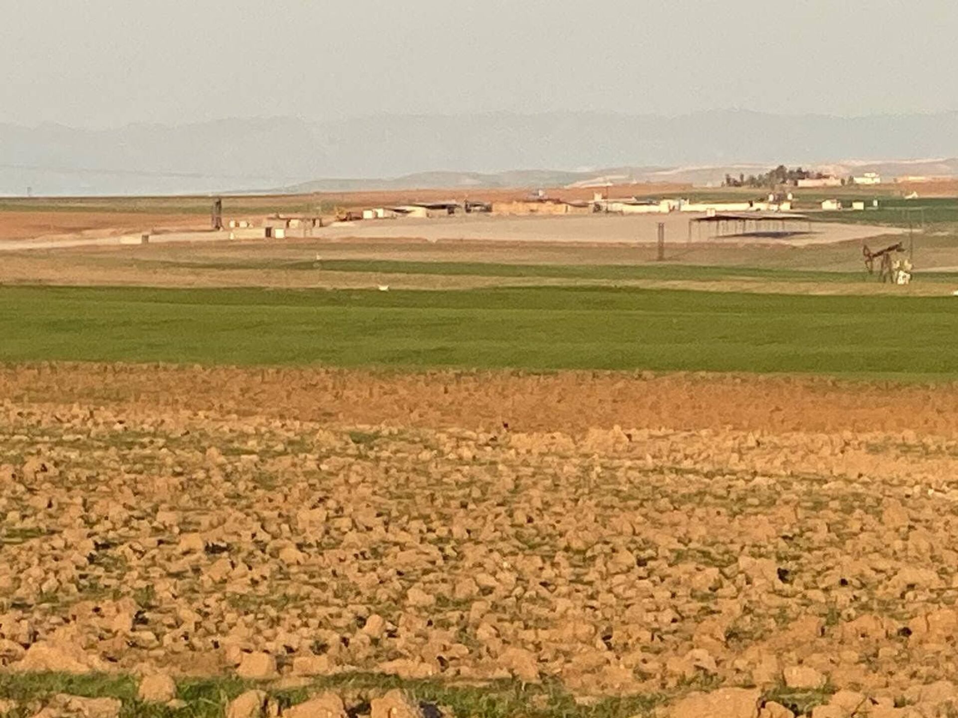 فيديو يرصد لحظة سرقة صهاريج الجيش الأمريكي للنفط السوري - سبوتنيك عربي, 1920, 31.03.2021