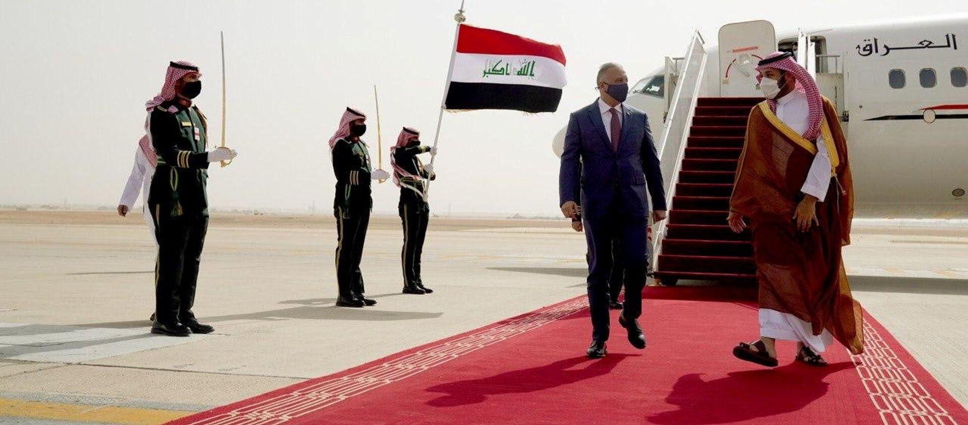 ولي العهد السعودي، الأمير محمد بن سلمان، يستقبل رئيس الوزراء العراقي مصطفى الكاظمي في مطار الرياض - سبوتنيك عربي, 1920, 02.09.2021