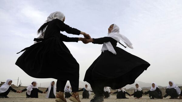 طالبات أفغانيات يلعبن في مدرسة ابتدائية في كابول، أفغانستان، 27 مارس 2021 - سبوتنيك عربي