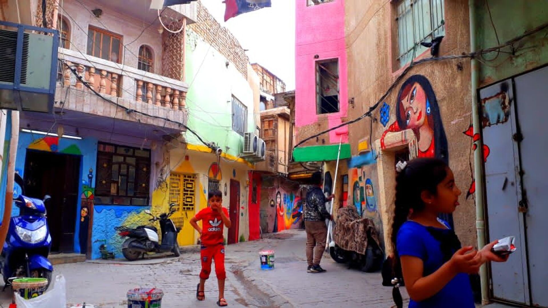 وجوه الحسناوات تزين الأحياء البغدادية القديمة... صور   - سبوتنيك عربي, 1920, 04.04.2021